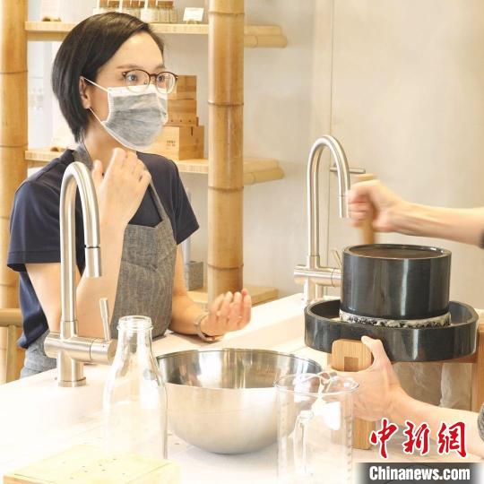 黄梦雅在进行“豆腐工坊”课程。受访者供图。 article_img