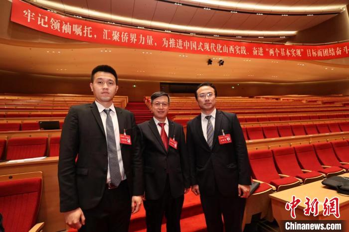 山西省第十一次侨代会代表丁剑(左)、李红光(中)与骆镇合影留念。张云 摄 article_img