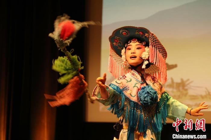 图为华人小演员表演京剧《小放牛》片段。余瑞冬 摄