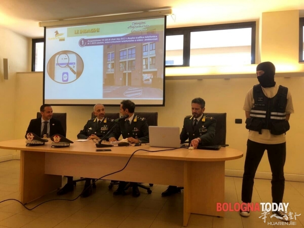 La conferenza stampa-4.jpg