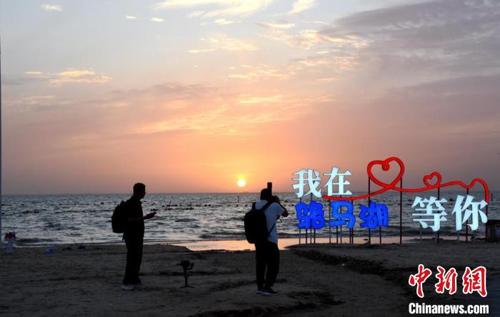 宿迁骆马湖畔的晚霞瞬间吸引了大家的目光。朱志庚 摄 article_img