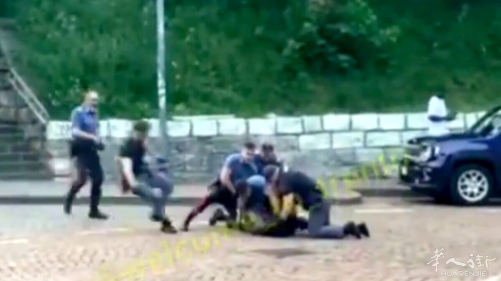 uomo fermato da polizia e carabinieri, picchiato a terra a Trento.jpg
