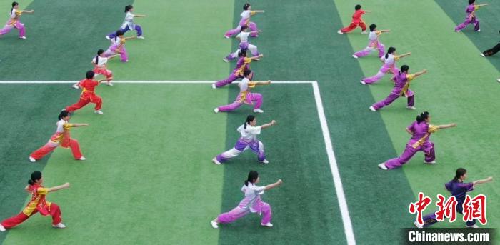 在菏泽曹州武术学校，学生正在练武。菏泽鲁西新区办公室供图