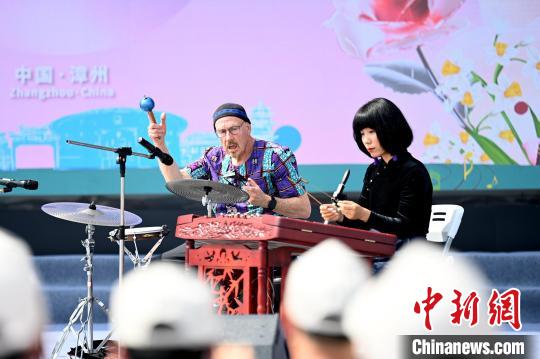 田超(右)和汤姆在“百姓大舞台”上现场创作了《闽南》赠予漳州,演绎了中西艺术融合的无限精彩。张金川 摄 article_img