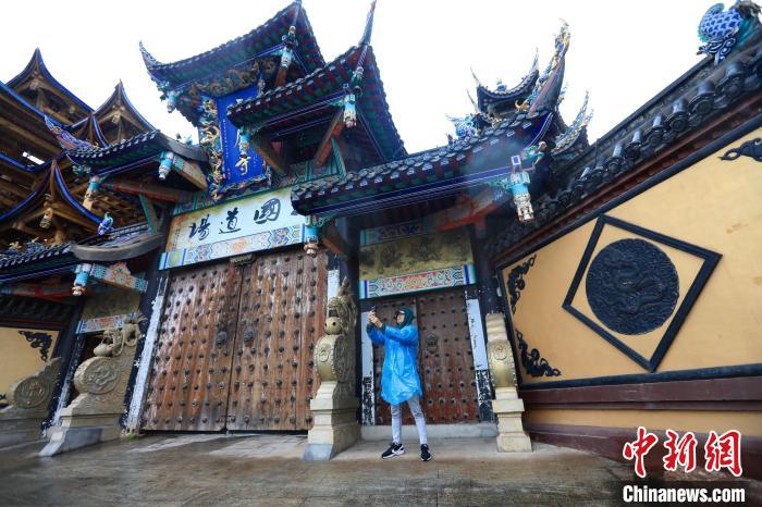 海外华媒代表在大石板村参观拍摄。王磊 摄 article_img