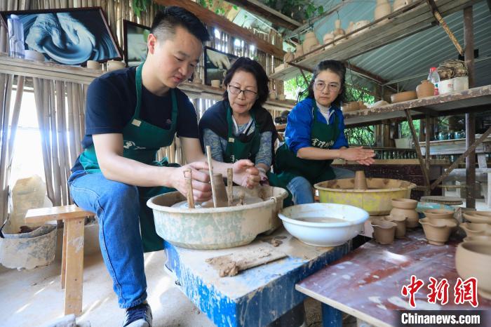海外华媒代表在会理绿陶文化产业园工坊体验制作。王磊 摄 article_img