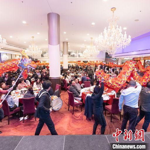 “澳中品鉴 端午盛宴”在澳大利亚悉尼成功举办。图为精彩的“舞槐龙”环节。顾时宏 摄 article_img
