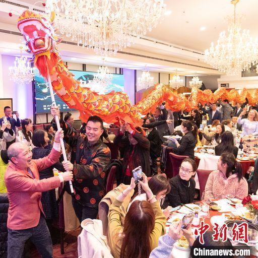 “澳中品鉴 端午盛宴”在澳大利亚悉尼成功举办。图为精彩的“舞槐龙”环节。顾时宏 摄 article_img