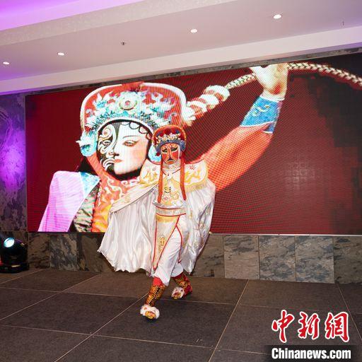 “澳中品鉴 端午盛宴”在澳大利亚悉尼成功举办。图为传统变脸表演。顾时宏 摄 article_img