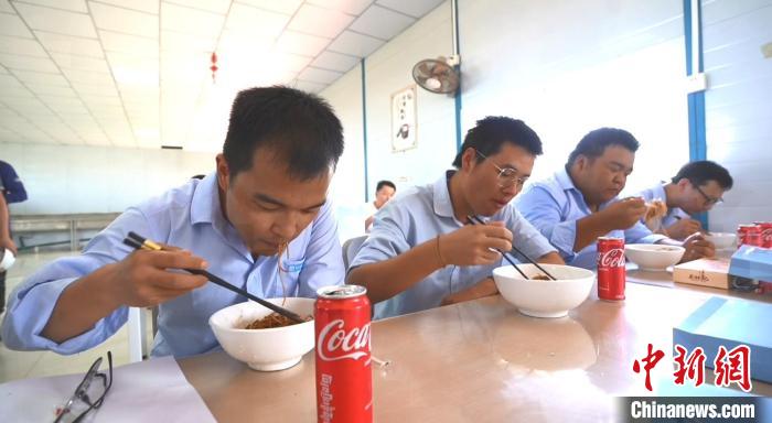 在柬湖北老乡品尝家乡热干面 肖僖 摄 article_img