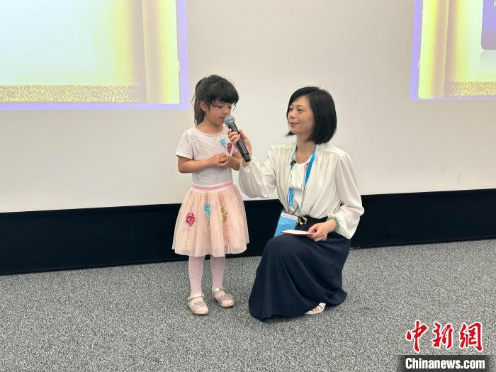 参赛选手上台表演。欧阳开宇 摄 article_img
