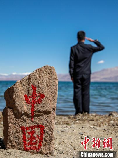 班公湖畔的“中国”标记。龙小凤 摄 article_img