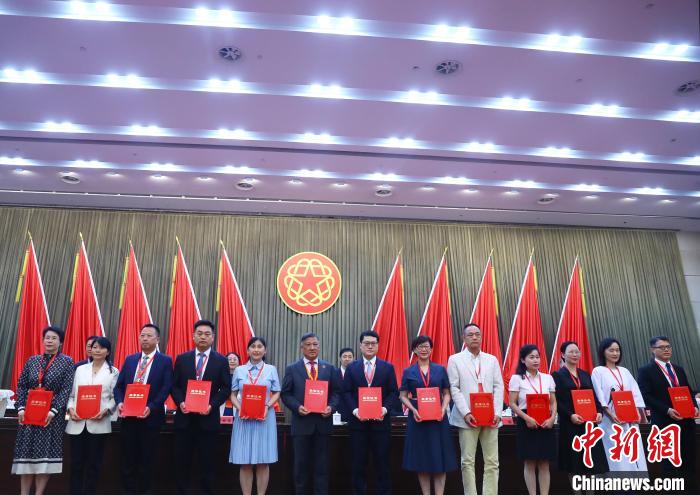 大会还宣读了表彰江西全省归侨归眷先进个人的决定,并现场为获奖的先进个人颁奖。刘占昆 摄 article_img