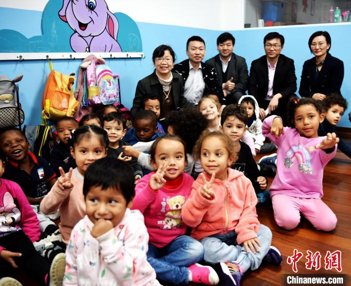 6月19日,中国驻圣保罗总领事陈佩洁(后左一)一行踏访慈佑学校。该校免费吸收多国籍学生。林春茵摄 article_img