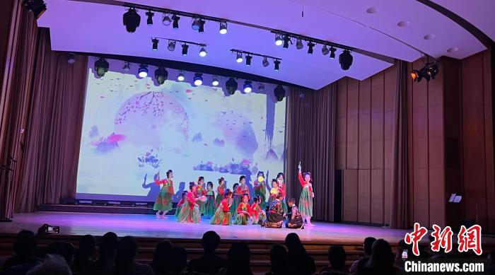 图为晚会上舞蹈表演。<a target='_blank' href='/' >中新网</a>记者 马秀秀 摄 article_img