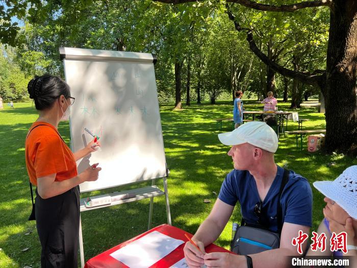 游客进行汉语入门学习。<a target='_blank' href='/' >中新网</a>记者 马秀秀 摄 摄 article_img