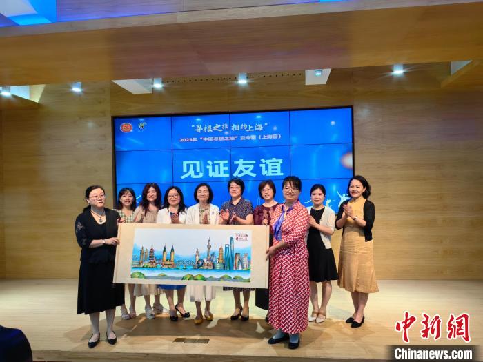 美国芝北中文中心与上海市曹杨中学互赠纪念礼物。范宇斌 摄 article_img