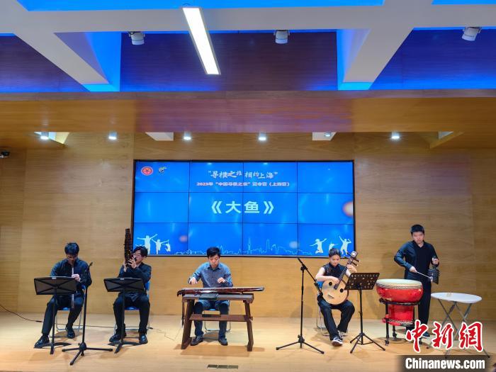 中国青年表演传统乐器。范宇斌 摄 article_img