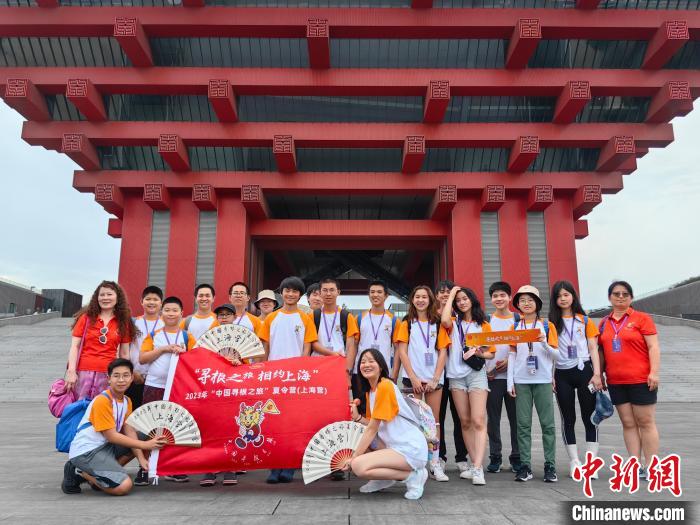 华裔少年与中华艺术宫合影。范宇斌 摄 article_img