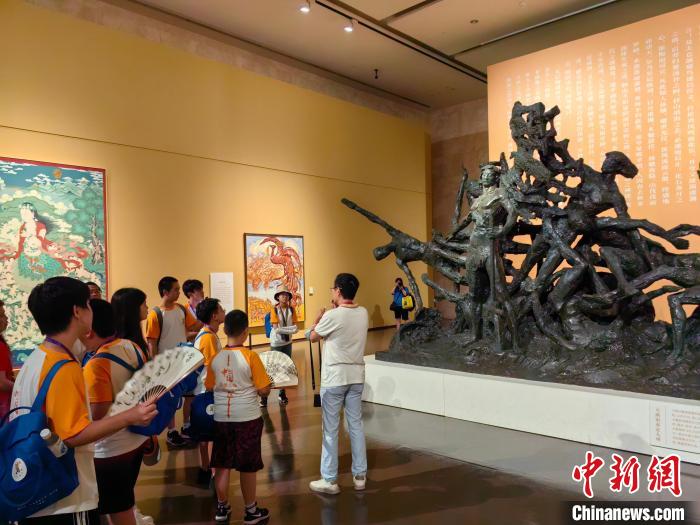 华裔少年参观中华艺术宫。范宇斌 摄 article_img