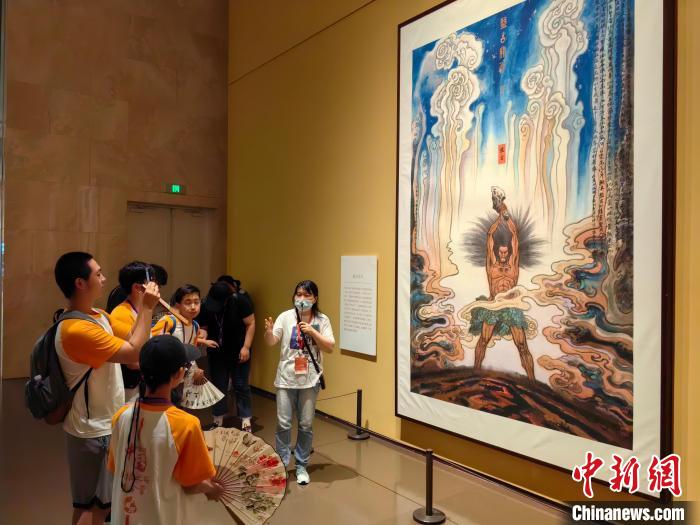 华裔少年参观中华艺术宫。范宇斌 摄 article_img