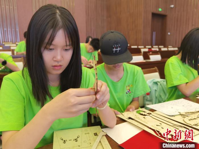 图为叶澔锜(左一) 内蒙古侨联供图 article_img
