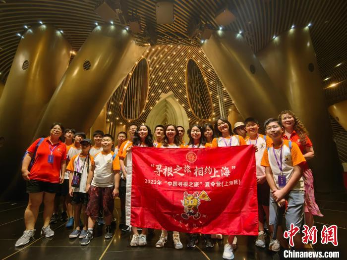 华裔少年与上海中心大厦阻尼器合影。范宇斌 摄 article_img