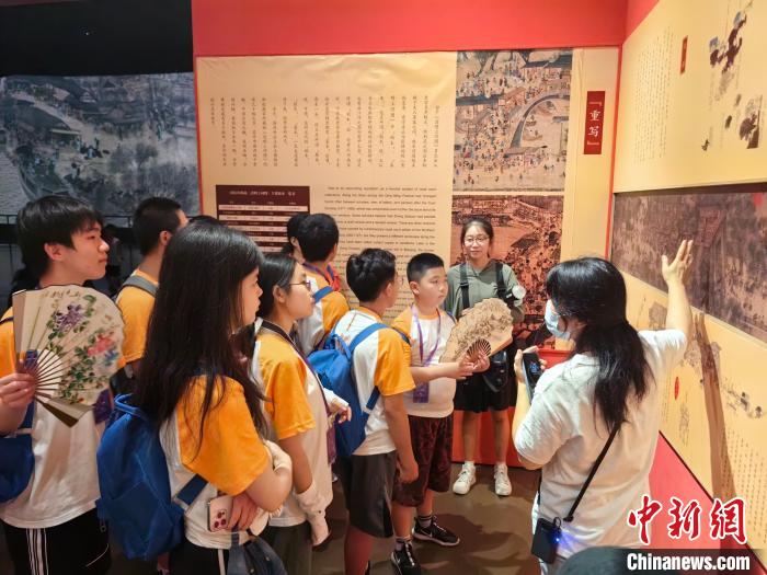 华裔少年参观中华艺术宫。范宇斌 摄 article_img