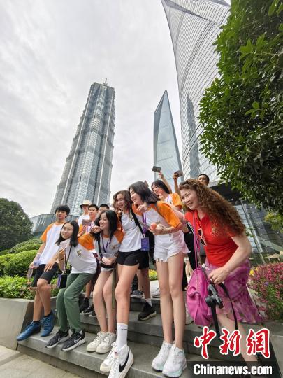 华裔少年与上海高楼合影。范宇斌 摄 article_img