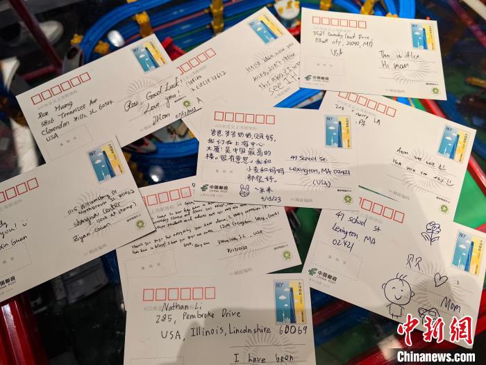 华裔少年手写明信片。范宇斌 摄 article_img