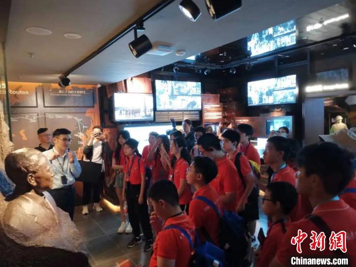 参观上海犹太难民纪念馆。上海市侨联供图 article_img