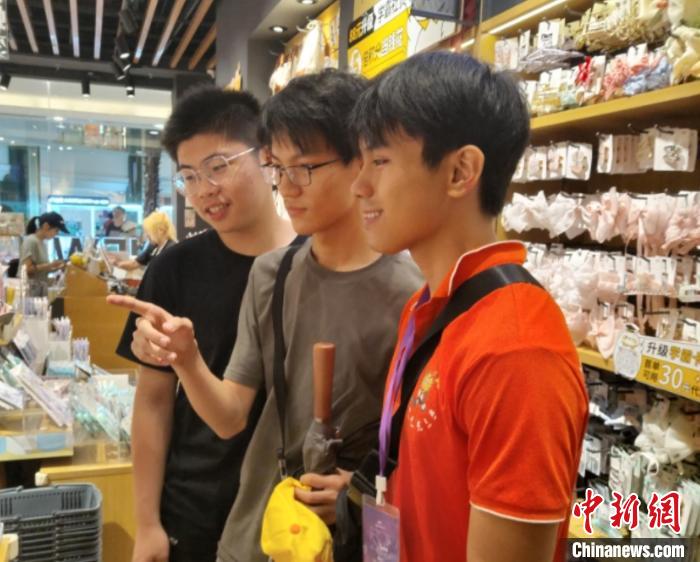 华裔少年谢舸(右)和结对同学一起参观上海环球港。上海市侨联供图 article_img