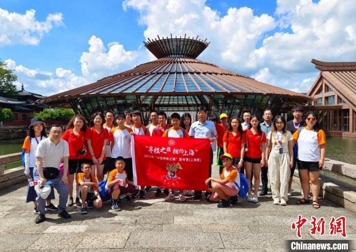 华裔少年们在广富林文化遗址合影。上海市侨联供图 article_img
