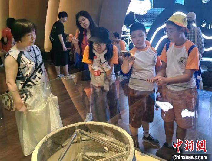 华裔少年参观广富林文化遗址。上海市侨联供图 article_img
