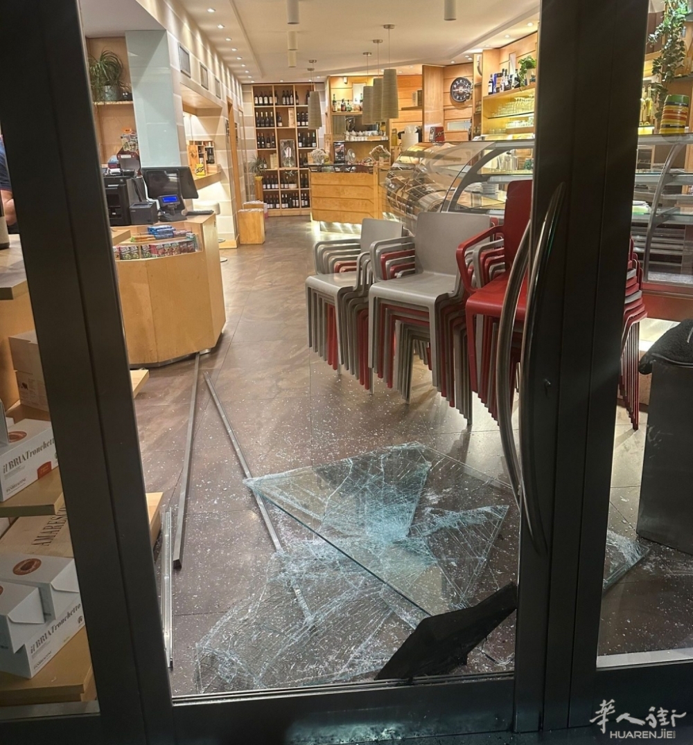 vetrata-infranta-spaccata-bar-orgiu-4-e1690446698439.jpeg vetrata-infranta-spaccata-bar-orgiu-4-e1690446698439.jpeg