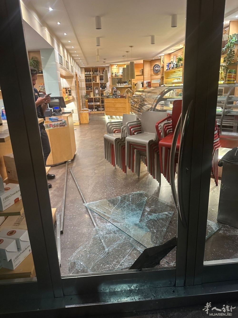 vetrata-infranta-spaccata-bar-orgiu-2.jpeg vetrata-infranta-spaccata-bar-orgiu-2.jpeg