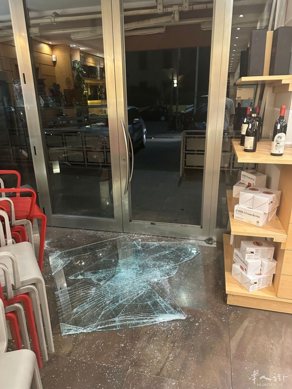 vetrata-infranta-spaccata-bar-orgiu-5.jpeg vetrata-infranta-spaccata-bar-orgiu-5.jpeg