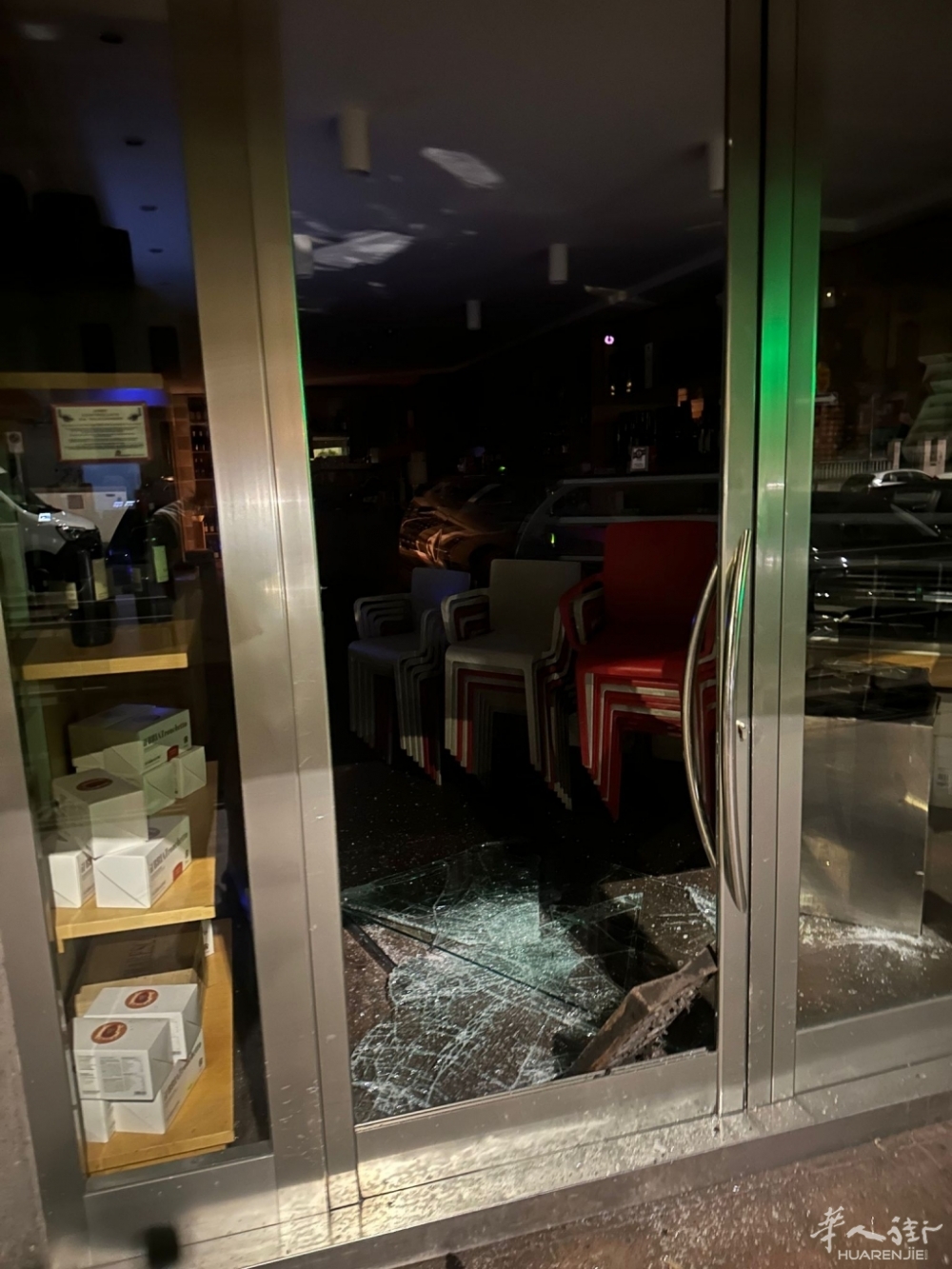 vetrata-infranta-spaccata-bar-orgiu-3.jpeg vetrata-infranta-spaccata-bar-orgiu-3.jpeg