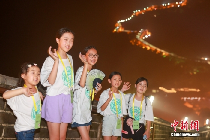 8月9日晚,2023海外华裔青少年夏季研学营的学员们夜游八达岭长城。图为学员们在长城上拍照。<a target='_blank' href='/'>中新社</a>记者 贾天勇 摄 article_img