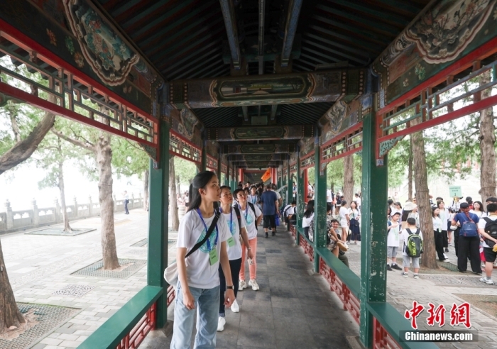 图为学员们游览长廊。<a target='_blank' href='/'>中新社</a>记者 贾天勇 摄 article_img