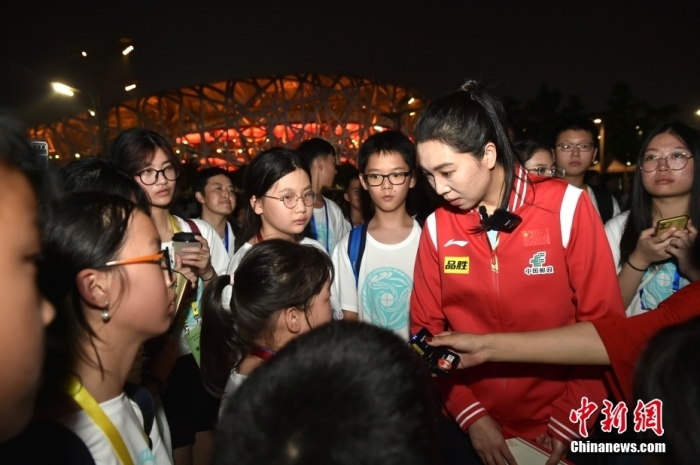 图为小学员向李晓霞分享自己运动经历。<a target='_blank' href='/' >中新网</a>记者 李骏 摄 article_img