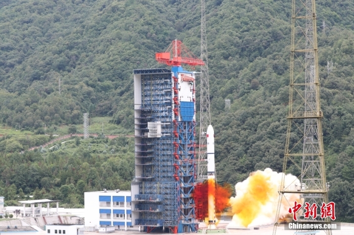 北京时间2023年8月31日15时36分,我国在西昌卫星发射中心使用长征二号丁运载火箭,采取一箭三星方式,成功将遥感三十九号卫星发射升空,卫星顺利进入预定轨道,发射任务获得圆满成功。
此次任务是长征系列运载火箭第485次飞行。摄影 黄国畅 张英健 article_img