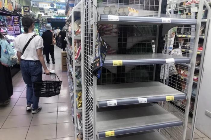 台湾地区卖场出现鸡蛋抢购潮,蛋架上的本地蛋被一扫而空。 图片来源:台湾《联合报》 article_img
