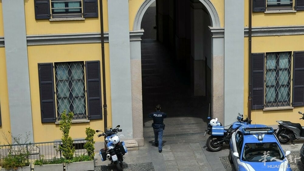 还有这样自首的？米兰一女子推着婴儿去警察局要求被抓 