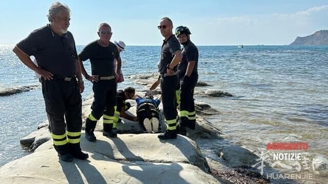 vigili del fuoco soccorrono turista cinese scala dei turchi2.jpg vigili del fuoco soccorrono turista cinese scala dei turchi2.jpg