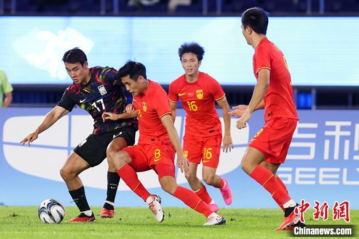 国足亚运队在比赛中。图片来源:视觉中国 article_img