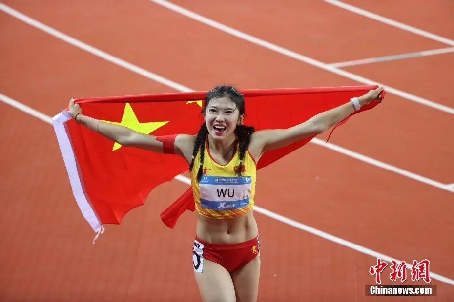 资料图:吴艳妮身披国旗庆祝。<a target='_blank' href='/'>中新社</a>记者 刘占昆 摄 article_img
