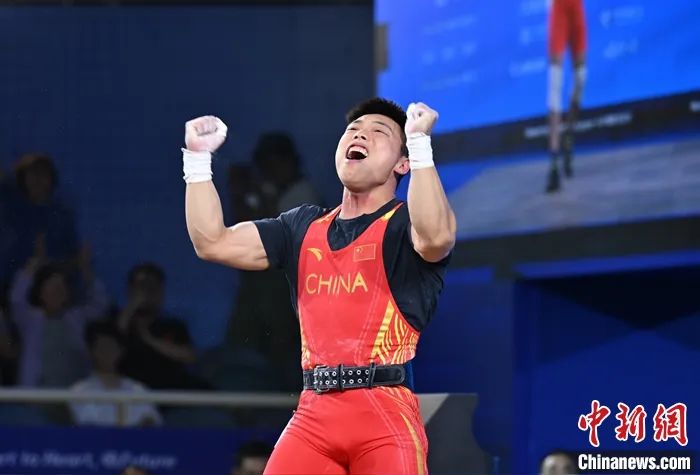 图为谌利军在挺举环节试举180公斤成功后庆祝。<a target='_blank' href='/'>中新社</a>记者 骆云飞 摄 article_img