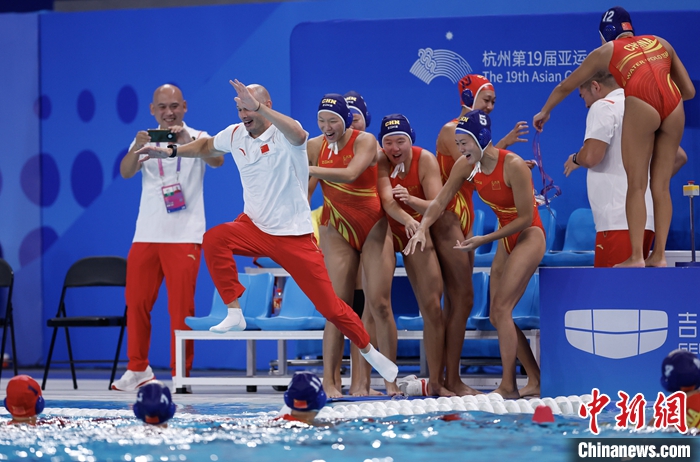 图为中国队教练跳水庆祝。<a target='_blank' href='/'>中新社</a>记者 杜洋 摄 article_img