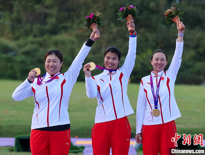 图为中国队在颁奖仪式上。 <a target='_blank' href='/'>中新社</a>记者 贾天勇 摄 article_img